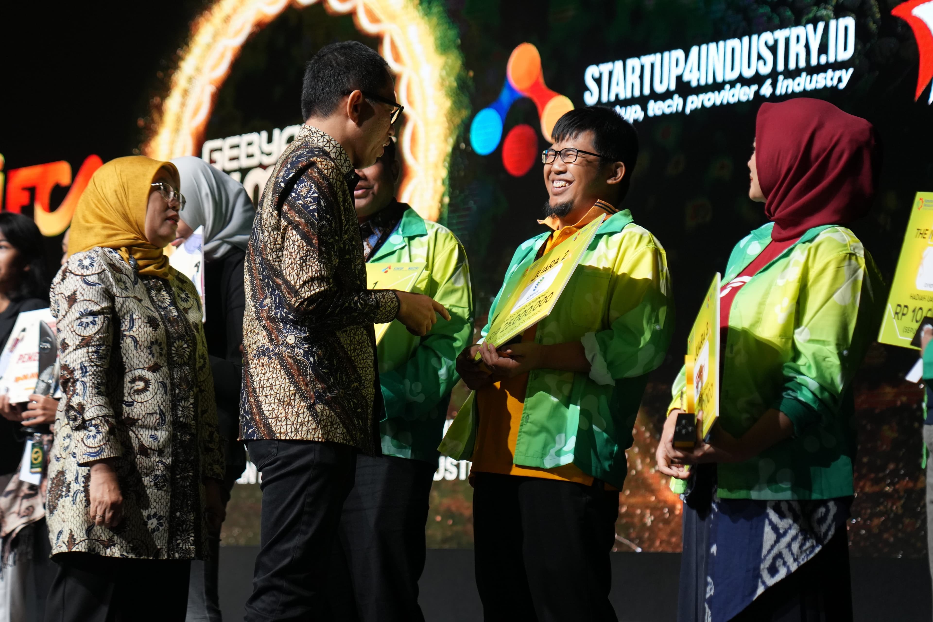 Sopwer menerima penghargaan Startup 4 Industry dari Kemenperin