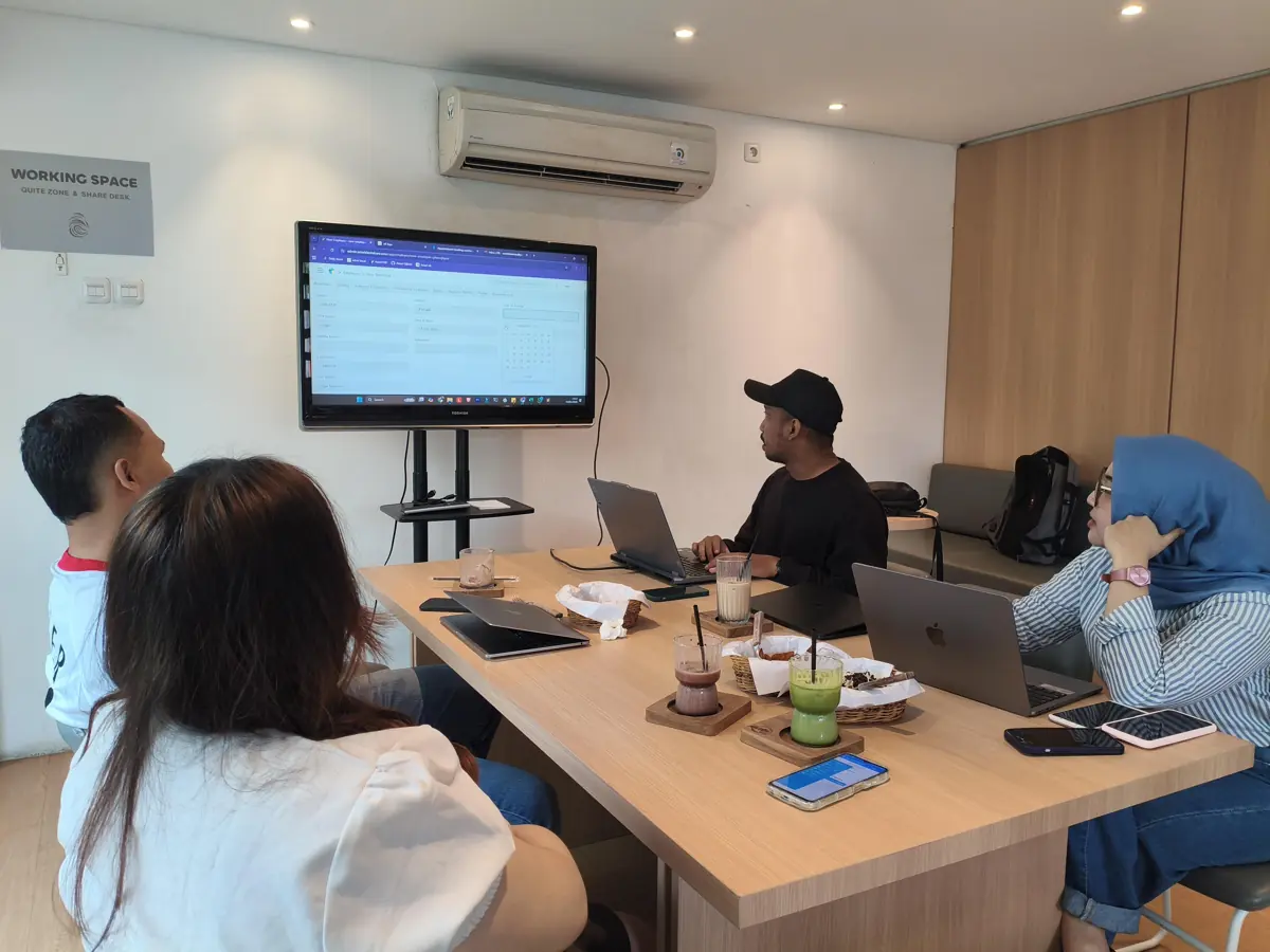 Demo sistem ERPNext oleh tim Sopwer kepada tim Astari Dental Care